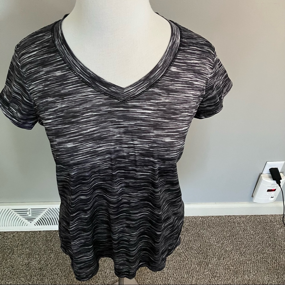 Xersion Activewear V-Neck Shirt Size M Medium Short Sleeve Athletic Short Sleeve